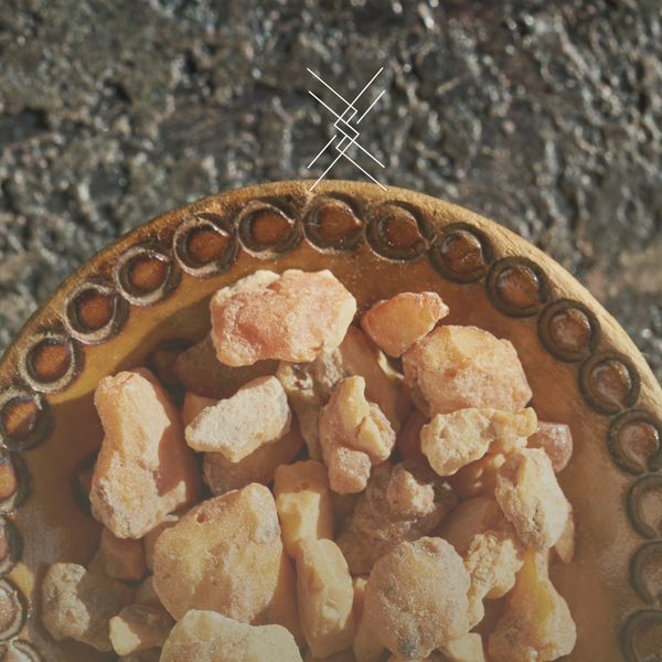 Decorative bowl with benzoin resin on a textured surface